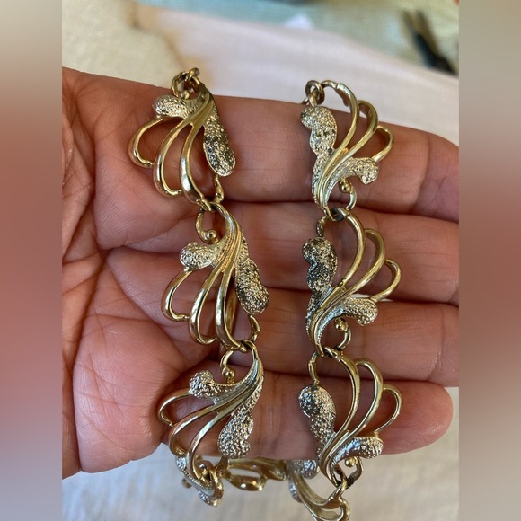 Sarah Coventry Vintage Ornate Necklace and Bracelet Set - Picture 5 of 9